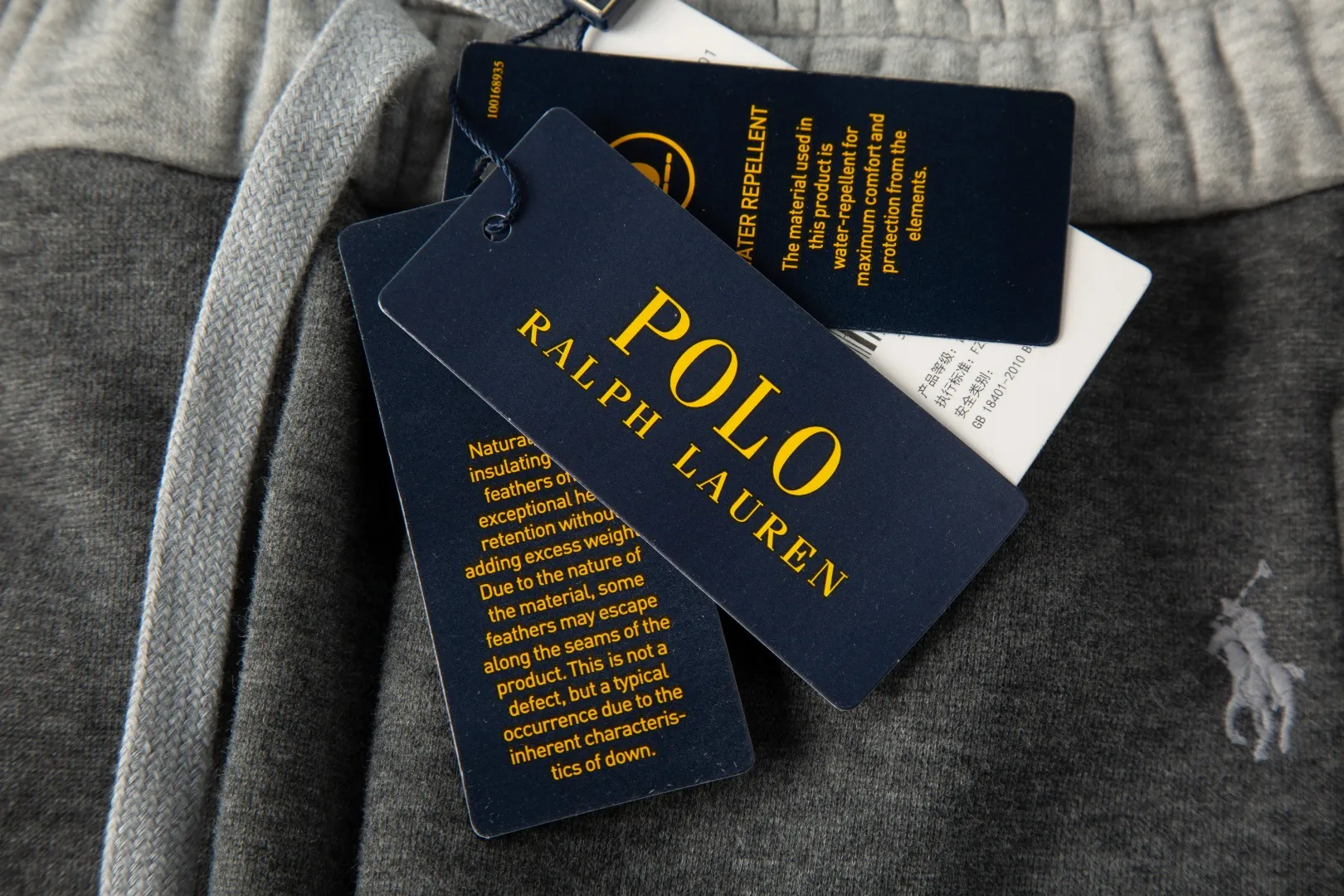 P230 White background picture [Fleet in winter] Style number: 25130# Color: black/navy blue/dark gray/light gray/white gray/beige/light khaki Size: S-XL - Ralph Lauren/Ralph Lauren 2025FW autumn and winter plus velvet contrasting waist design drawstring scimitar version lazy feeling loose couple sweatpants - brushed face velvet lining one piece for winter - custom dyed trouser cord hanging hardware The details are in place - loose fit, scimitar legs, loose upper body without looking too big - RL/lazy autumn and winter sweatpants, a pair of casual sweatpants that are very suitable for CleanFit. Loose fit scimitar fit trousers can be used as couple wear. It has a relaxed feel for daily wear. Contrasting color shakes to increase the overall sense of layering. The sense of drape is visible to the naked eye. The design of the trouser legs can be closed, which can also be very warm and versatile in winter.